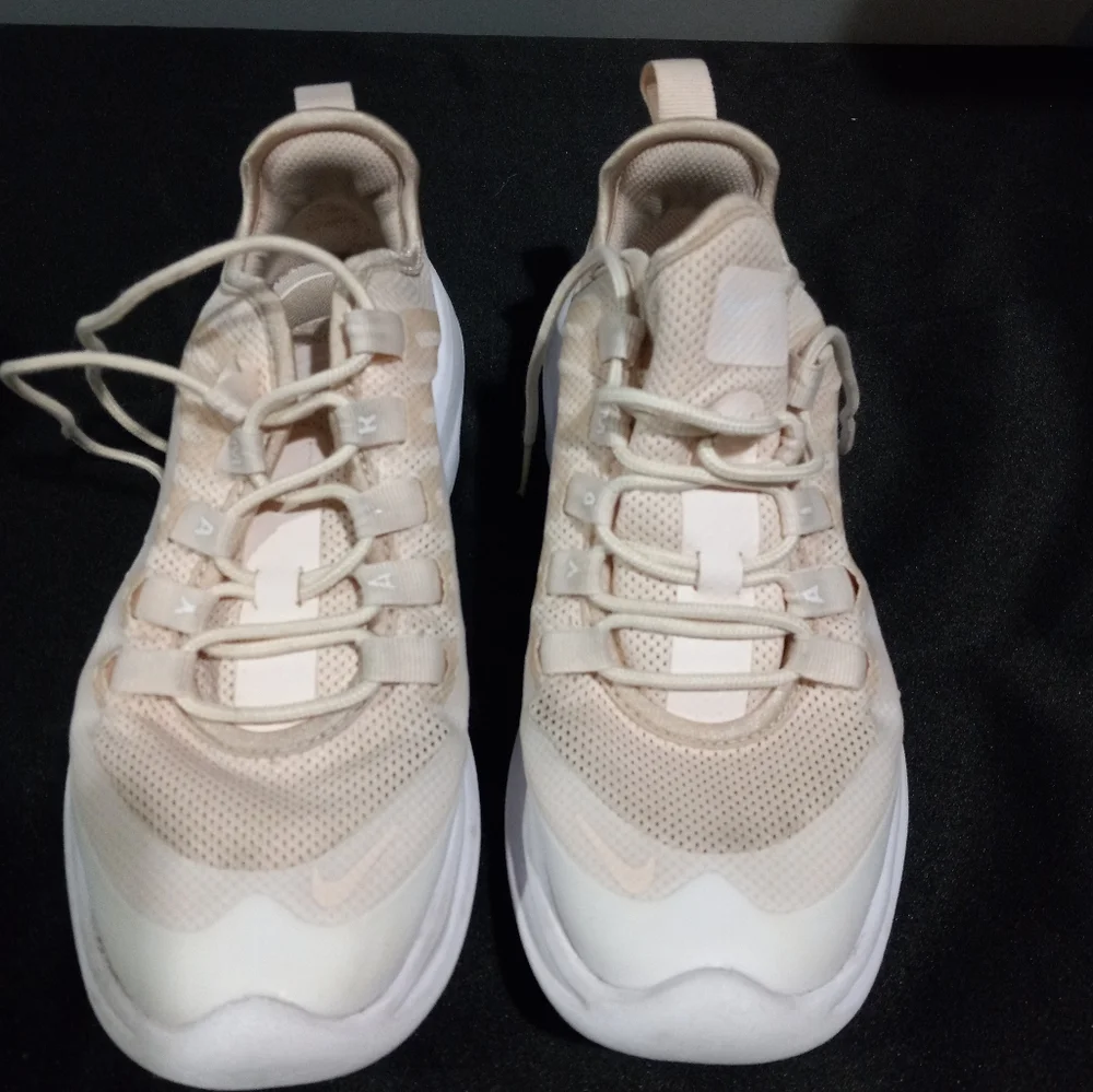 Nike - Picture 2 of 5